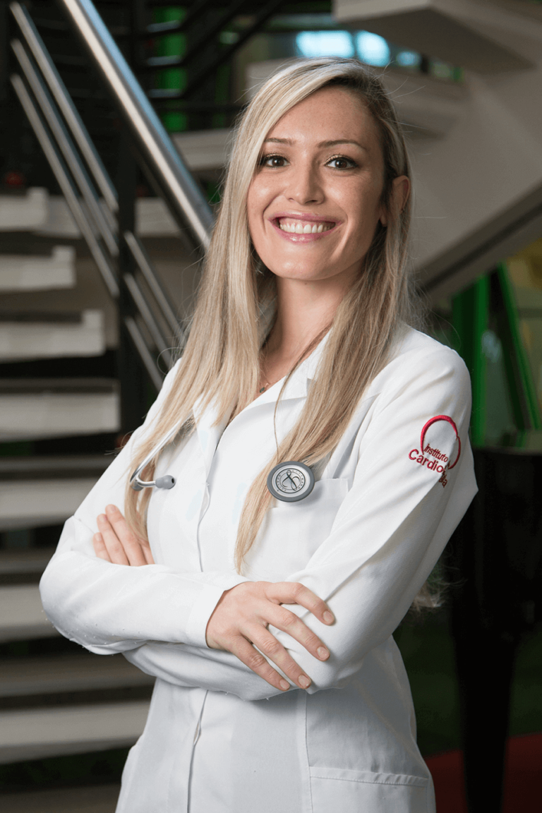 Foto Michelle Pioli de jaleco médico branco